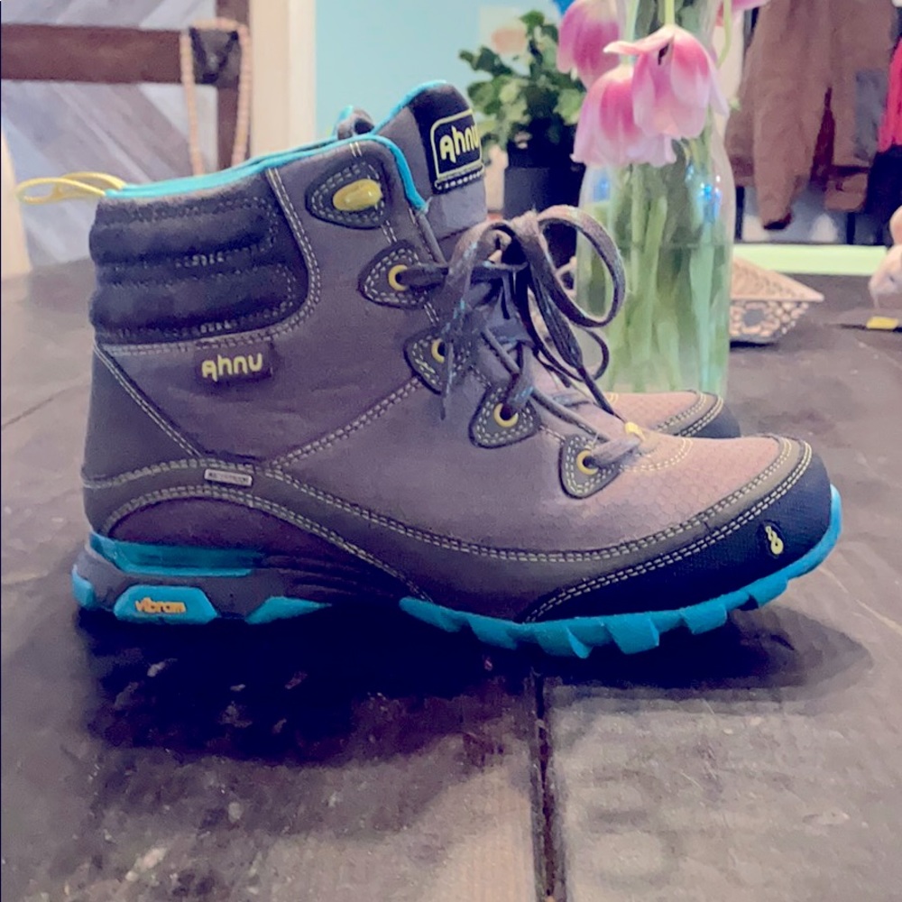 Ahnu  Sugarpine Hiking Boots Size 7